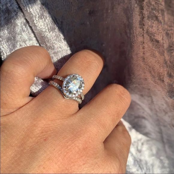 3.4ct tw oval VVS1 oval engagement ring moissanite - Picture 5 of 7